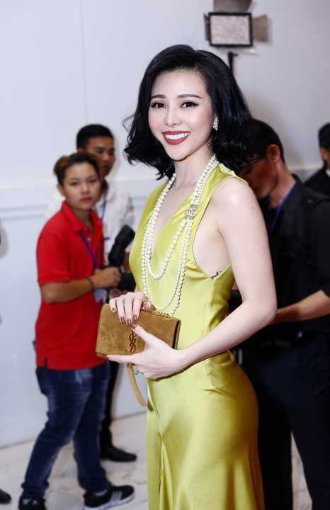 Cô cũng được NTK Đức Hùng lựa chọn làm vedette cho chuyến lưu diễn hồi tháng 4 năm nay tại Châu Âu