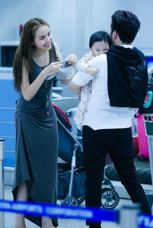 Diễm Hương cẩn thận chăm sóc con.