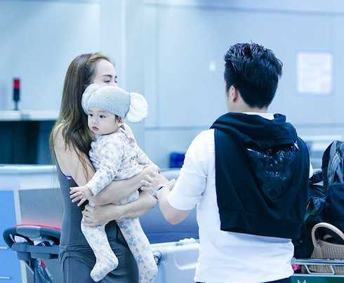 Gia đình nhỏ hạnh phúc của Hoa hậu Thế giới người Việt 2010.