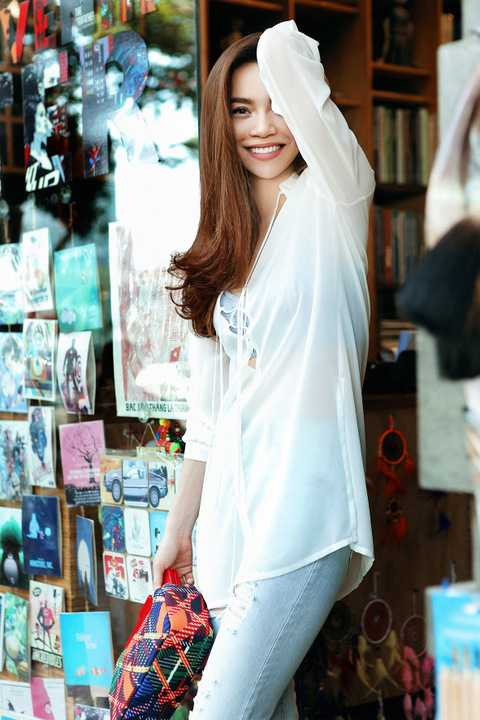 Với việc ra mắt dòng sản phầm thời trang dành cho nữ, Hồ Ngọc Hà tiếp tục là gương mặt người mẫu được NTK Công Trí tin tưởng giúp anh chuyển tải ý tưởng đến những người yêu thời trang.