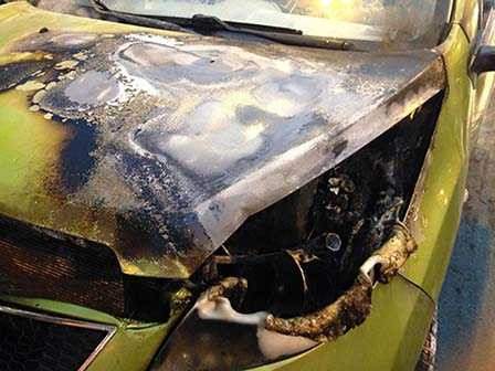 Phần buồng máy của chiếc ôtô bị thiêu rụi Phần buồng máy của chiếc ôtô bị thiêu rụi
