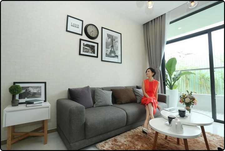 Yêu thích không gian căn hộ khi tới thăm một dự án bất động sản, Xa Thi Mạn dù rất bận rộn với lịch di chuyển trong thời gian ở tại Việt Nam tham dự sự kiện của Lý Nhã Kỳ, nhưng cô đã ngẫu hứng tạo dáng thảnh thơi trong căn hộ. 