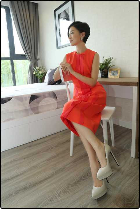 Vẻ quý phái, kiêu kỳ của nữ diễn viên nổi tiếng Hồng Kong trong chiếc đầm Roksanda (Anh) mà Lý Nhã Kỳ tự tay lựa chọn cho Xa Thi Mạn đã thực sự hút hồn ống kính của nhiếp ảnh. 