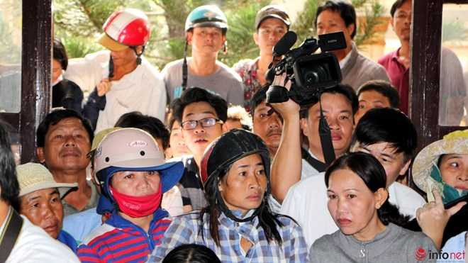 Do hội trường nhỏ hẹp nên hàng trăm người phải đứng tràn ra cả phía ngoài.