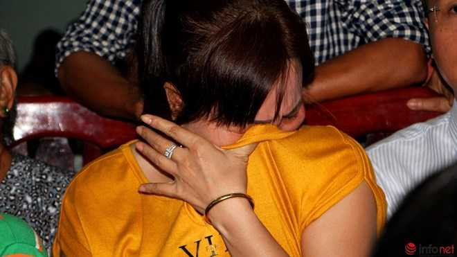 Một người thân của ông bật khóc nức nở.