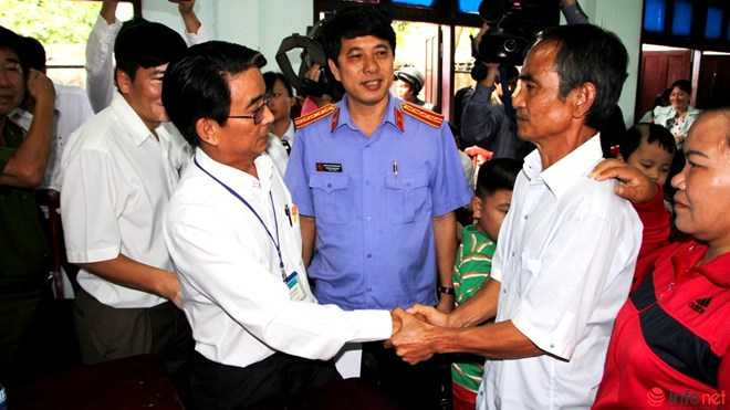 Đại diện TAND tỉnh Bình Thuận chia sẻ cùng ông Nén sau buổi xin lỗi.