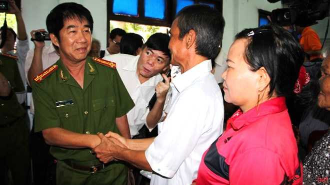 Đại tá Phạm Thật - Phó giám đốc Công an tỉnh cũng tới chúc mừng ông.