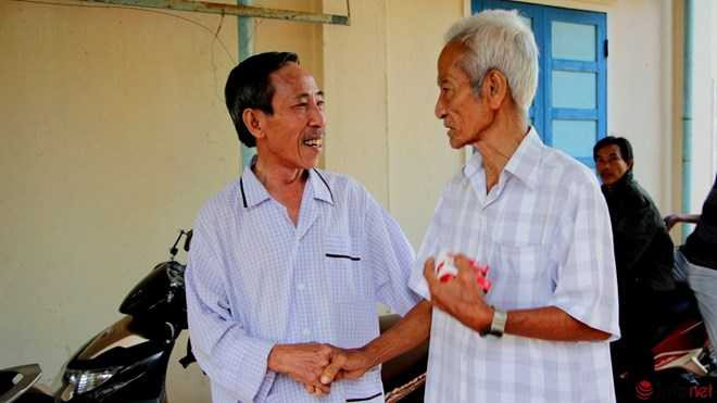 Cha con ông ghé vào nhà ông Nguyễn Thận - người cùng cụ Truyện đi kêu oan cho ông Nén 15 năm nay.