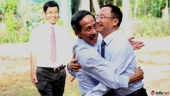 Cũng trong sáng nay những luật sư nhận bào chữa miễn phí cho ông Nén đã tới đây để chia vui cùng gia đình.