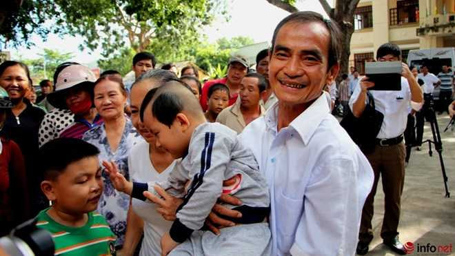 Sau khi tập kết tại nhà ông Thận, tất cả cùng nhau đi sang UBND thị trấn. Khi nhìn thấy ông Nén không khí tại đây trở nên náo động với những tiếng gọi, tiếng cười.