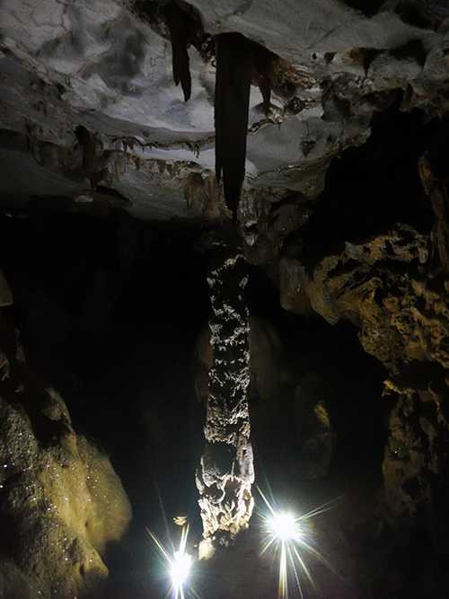 Khám phá 23 hang động vừa được phát hiện tại Hạ Long