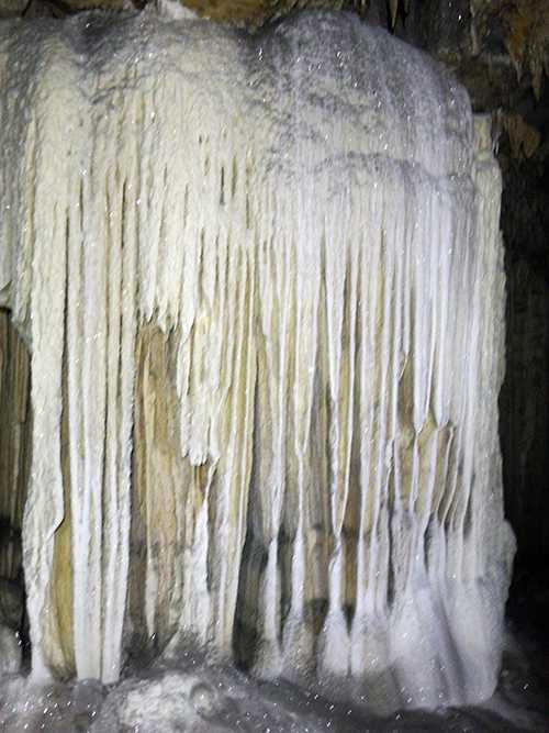 Măng nhũ đá với các tinh thể canxit tinh khiết trong hang động mới phát hiện tại khu vực đảo Cống Đầm