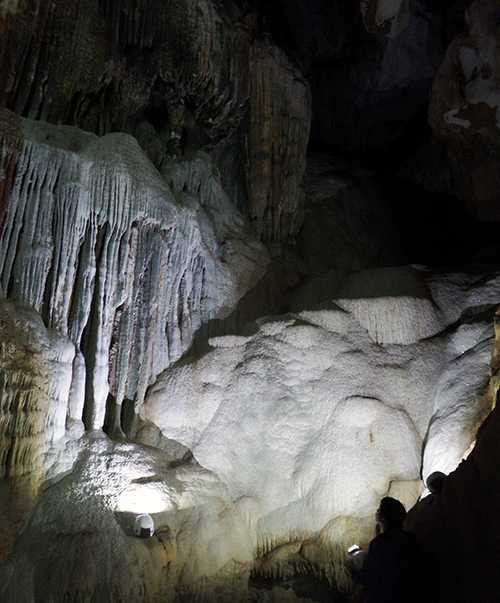 Các chuyên gia Viện Khoa học Địa chất và Khoáng sản đang khảo sát, đo vẽ sơ bộ tại một hang mới thuộc khu vực vụng Cặp Dè