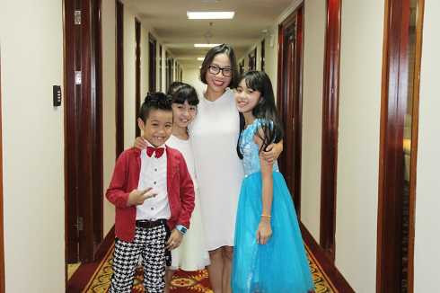 Mỹ Linh bên các thí sinh nhí Mỹ Linh bên các thí sinh nhí