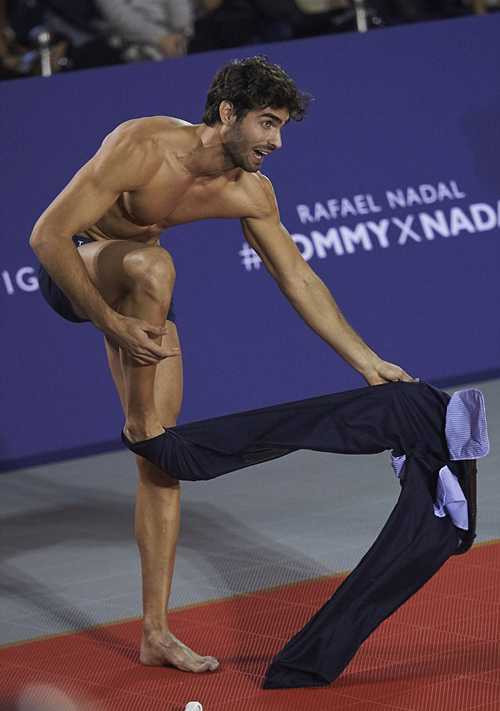 Nadal đỏ mặt đánh tennis cởi quần áo với siêu mẫu xinh như thiên thần