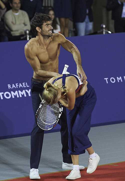 Nadal đỏ mặt đánh tennis cởi quần áo với siêu mẫu xinh như thiên thần