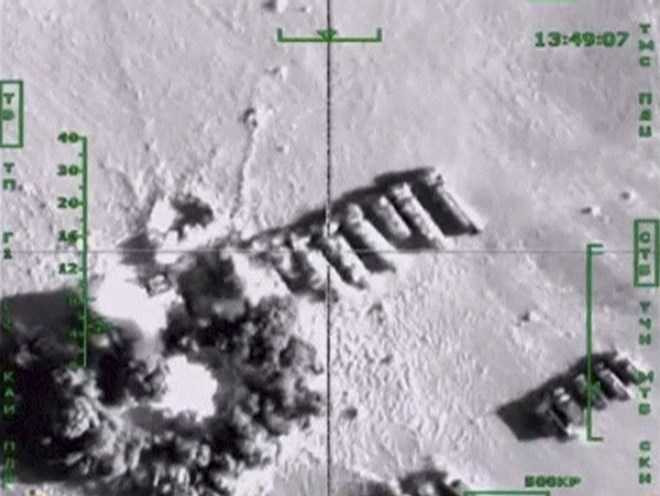 Nga không kích vào các xe tải chở dầu của IS tại Syria Nga không kích vào các xe tải chở dầu của IS tại Syria