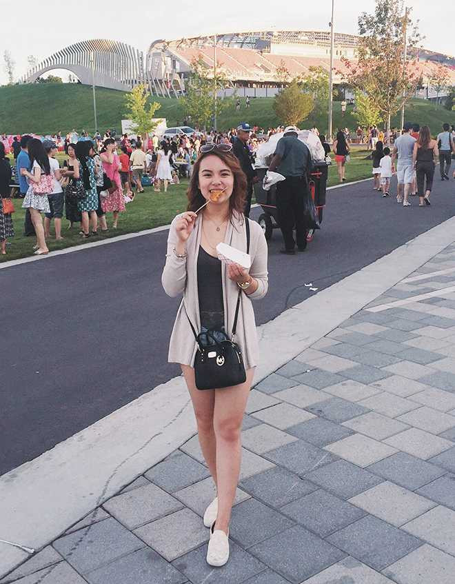 Từ khi còn mới lớp 1 bố mình đã cho mình học ở những trung tâm ngoại ngữ để tiếp xúc và làm quen với tiếng Anh. Trước khi vào đại học ở Canada, mình đã phải thi IELTS và đã đạt được 7.5 trong kì thi đó. Còn khi mình sang Áo, bố mình cũng gửi mình vào trường công để học tiếng Đức cho giỏi, do vậy mình có thể nói tiếng và viết tiếng Đức lưu loát. Ngoài ra khi mình sang Canada mình đã học thêm tiếng Tây Ban Nha từ năm lớp 11 nên mình cũng có kiến thức cơ bản về ngôn ngữ này. Do tiếng Tây Ban Nha và tiếng Pháp khá giống nhau, nên mình đã chọn học thêm tiếng Pháp để trau dồi thêm kiến thức ngoại ngữ của mình, cô bạn tâm sự