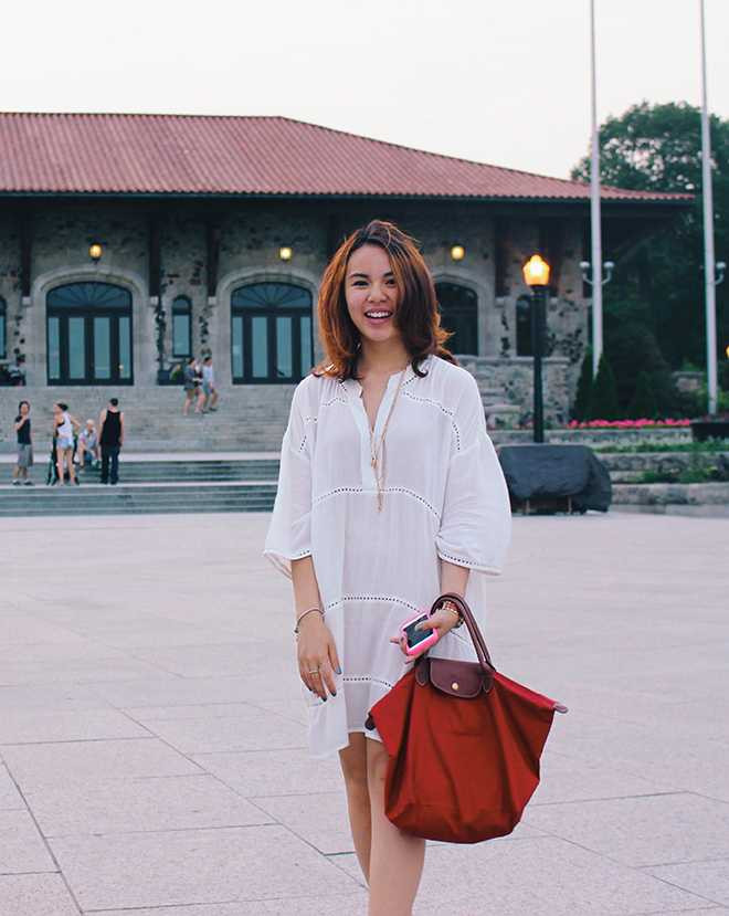 Mình là người Việt Nam nên tiếng mẹ đẹ bao giờ cũng là thứ tiếng mình nói lưu loát nhất. Mặc dù mình sống ở nước ngoài thời gian khá dài khi mình còn nhỏ, bố mình luôn rèn mình học tiếng Việt và cả khi về Việt Nam sống trong một thời gian ngắn, bố mình cũng luôn gửi mình đi học trường công ở Việt Nam chứ không bao giờ cho mình học trường quốc tế, Tuyết Nhung chia sẻ