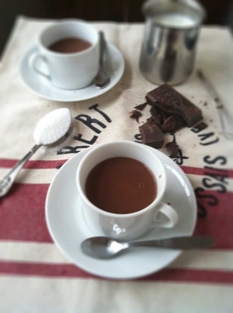 Pha chocolate kiểu Ý nóng hổi cùng chàng nhâm nhi