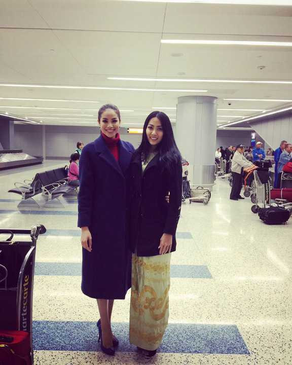 Phạm Hương cho biết sức khỏe cô tốt và thoải mái mặc dù bay một chặng đường khá dài. Hiện cô đang ở sân bay và tình cờ gặp đại diện của Myanmar là hoa hậu May Barani Thaw cũng vừa đáp máy bay.