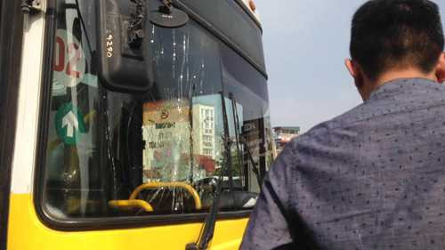 Kính chiếc xe buýt số 02 bị nam thanh niên dùng mũ bảo hiểm đập vỡ.