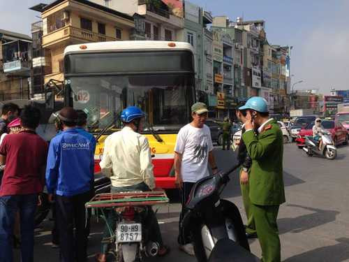 Va chạm giữa xe buýt và nam thanh niên khiến các phương tiện lưu thông trên đường Xã Đàn rất khó khăn.
