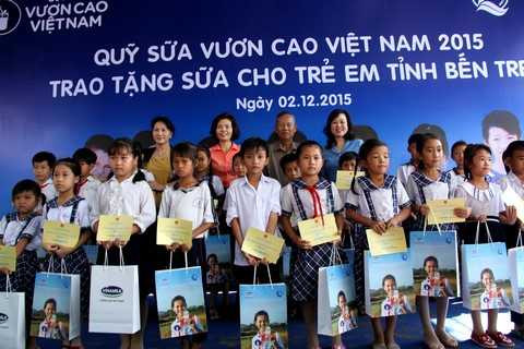 Bà Nguyễn Thị Kim Ngân, Ủy viên Bộ chính trị - Phó chủ tịch Quốc Hội nước CHXHCN Việt Nam cùng lãnh đạo Bộ LĐTBXH và đại diện lãnh đạo tỉnh, Quỹ Bảo trợ trẻ em Việt Nam và lãnh đạo Vinamilk trao tặng sữa cho các em học sinh tỉnh Bến Tre