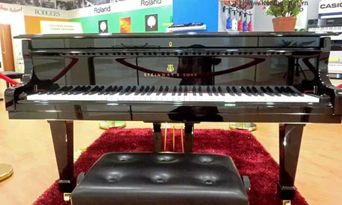Đây là chiếc Baby Grand Piano S155 của thương hiệu Steinway & Sons (Đức). Chiếc pianno có chiều dài 155cm, chiều ngang 147cm, trọng lượng 252 kg. 