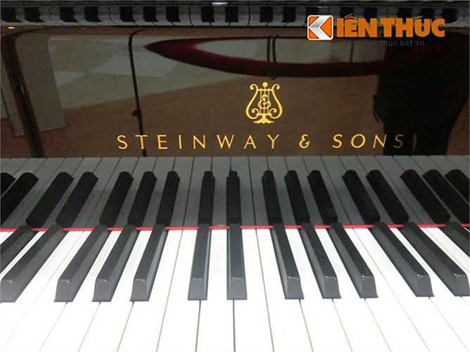 Theo quảng cáo, cây grand piano đã được Steinway & Sons - một trong những thương hiệu đàn piano lâu đời trên thế giới, giới thiệu trong những năm 1930. 