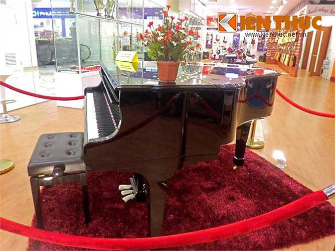 Dù kích thước nhỏ nhưng chúng mang lại những giai điệu mạnh mẽ và phong phú của một chiếc piano lớn hơn. Cây đàn trị giá hơn 2 tỷ đồng này được thiết kế từ hơn 12.000 bộ phận riêng lẻ thành một nhạc cụ. 