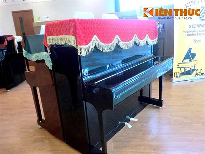  Bên cạnh chiếc Baby S 155 gây sự chú ý, nhiều người cũng đổ dồn sự quan tâm vào chiếc piano K132 Steinway & Sons trị giá hơn 1,1 tỷ đồng. Chiếc piano hơn 1 tỷ đồng cao 132cm, rộng 152cm, sâu 67cm, trọng lượng 305kg.