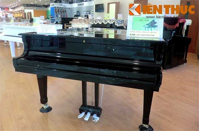 Bên cạnh đó là chiếc đàn piano Boston GP 178 cũng có giá khá đắt, hơn 861 triệu đồng. Phần khung sườn được làm từ gỗ spruce độ bền cao để đảm bảo sự hỗ trợ mạnh mẽ và liên tục của các dây đàn chịu lực trên soundboard. 