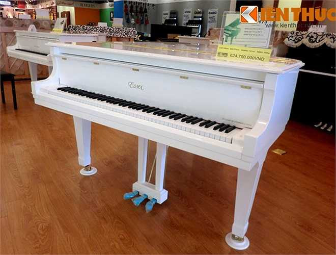  Chiếc piano Essex EGP-173 cao 190cm, màu trắng thanh lịch cũng được rao bán với giá gần 625 triệu đồng.