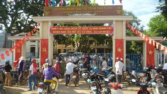 Đông đảo người dân đến theo dõi buổi xin lỗi (Ảnh: NLĐO)