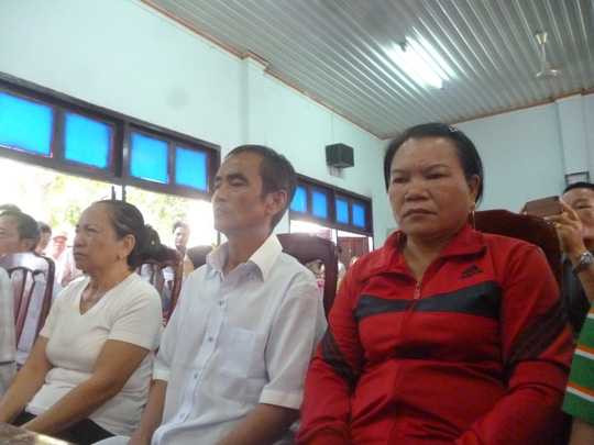 ợ chồng ông Huỳnh Văn Nén đang nghe lời xin lỗi của cơ quan chức năng - những người đã gây ra nỗi đau suốt 17 năm của một đại gia đình (Ảnh: NLĐO)