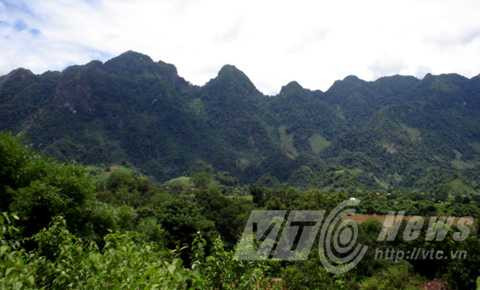 Phía sau dãy Huổi Luông là rừng già