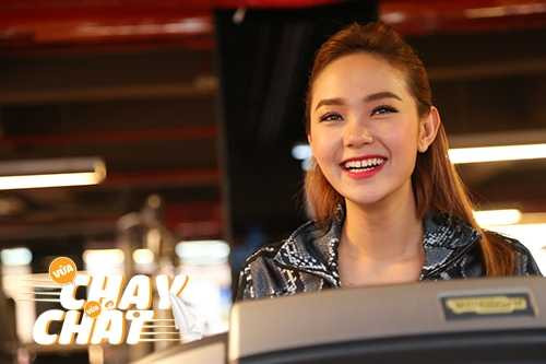 Cận cảnh nhan sắc đáng yêu của Minh Hằng khi... vừa chạy vừa hát