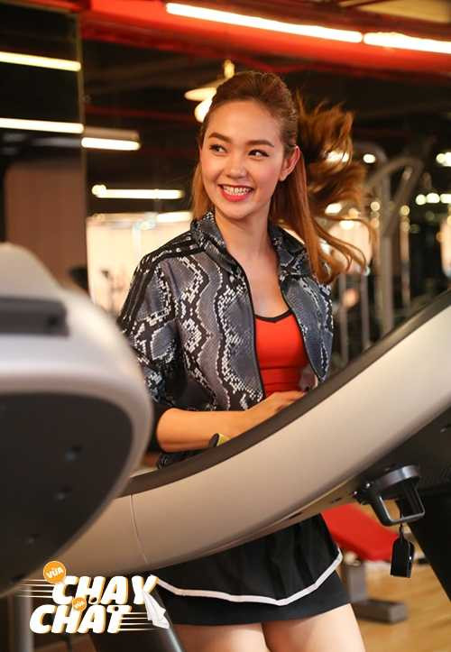 Cận cảnh nhan sắc đáng yêu của Minh Hằng khi... vừa chạy vừa hát