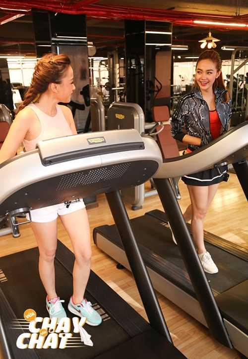 Cận cảnh nhan sắc đáng yêu của Minh Hằng khi... vừa chạy vừa hát