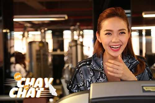 Cận cảnh nhan sắc đáng yêu của Minh Hằng khi... vừa chạy vừa hát