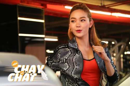 Cận cảnh nhan sắc đáng yêu của Minh Hằng khi... vừa chạy vừa hát