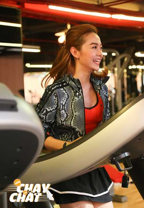 Cận cảnh nhan sắc đáng yêu của Minh Hằng khi... vừa chạy vừa hát