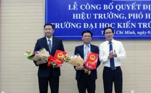 ThS Nguyễn Hoàng Minh Vũ và TS.KTS Chung Bác Ái nhận quyết định bổ nhiệm Phó Hiệu trưởng ĐH Kiến trúc TP.HCM