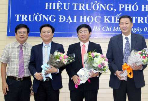 ThS.KTS Trương Ngọc Ẩn - Bí thư Đảng ủy - Phó hiệu trưởng ĐH Kiến trúc TP.HCM chúc mừng các thầy mới được bổ nhiệm