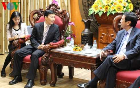 Phó Tổng Giám đốc CRI Điền Ngọc Hồng (giữa) trao đổi với Tổng Giám đốc VOV Nguyễn Đăng Tiến (phải) trong chuyến thăm của đoàn CRI tới VOV hôm 4/12