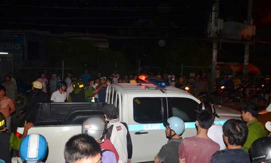 hời điềm cảnh sát khống chế bắt giữ đối tượng, nhiều người dân tập trung đông đảo tại hiện trường hời điềm cảnh sát khống chế bắt giữ đối tượng, nhiều người dân tập trung đông đảo tại hiện trường