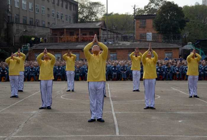 Một màn biểu diễn của tù nhân trước gia đình