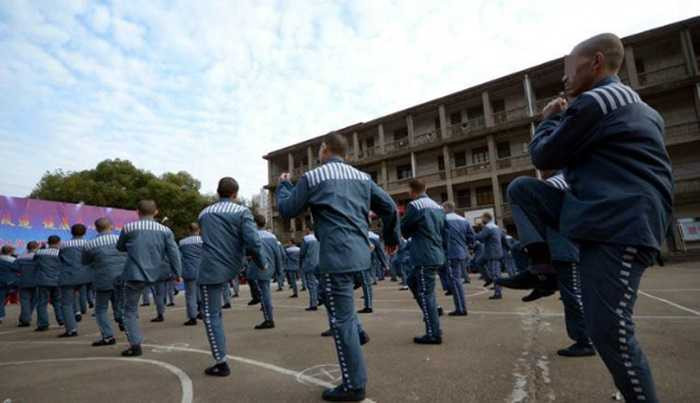 Màn biểu diễn của các tù nhân