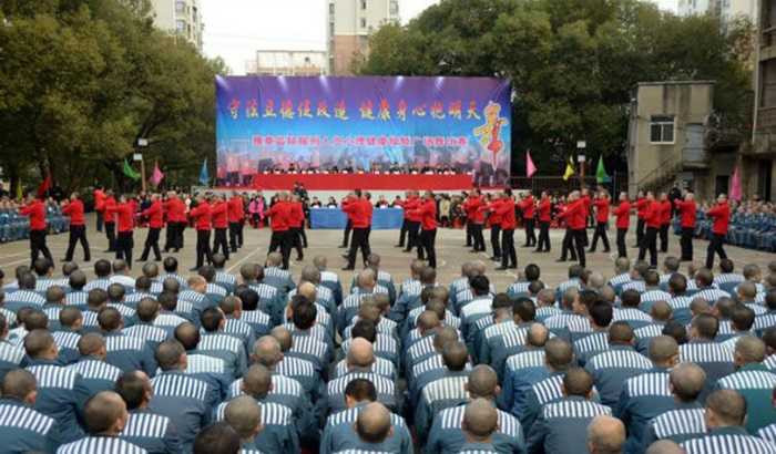 Từng nhóm tù nhân lên biểu diễn